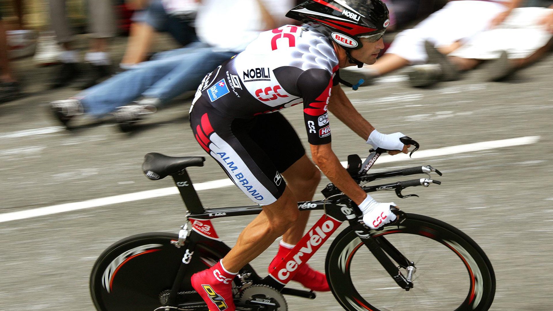 胡贝特·科斯200米仰泳决赛展现强劲实力